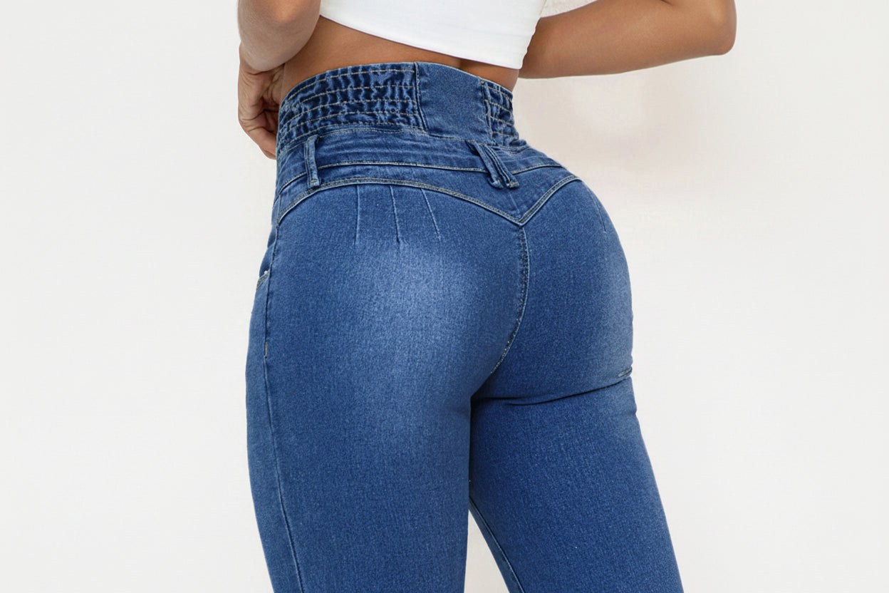 Marina-Jeans de mujer en tela elástica, diseño de cintura alta y corte ajustado que estiliza la figura y realza la silueta de forma natural.