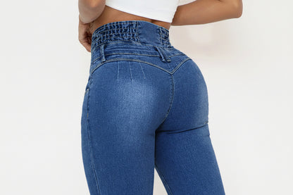 Marina-Jeans de mujer en tela elástica, diseño de cintura alta y corte ajustado que estiliza la figura y realza la silueta de forma natural.