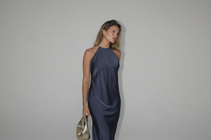 Alexandra-Vestido largo elegante de satén con cuello Halter y espalda descubierta para mujer, vestidos de fiesta sin mangas con cuello redondo y plisado holgado