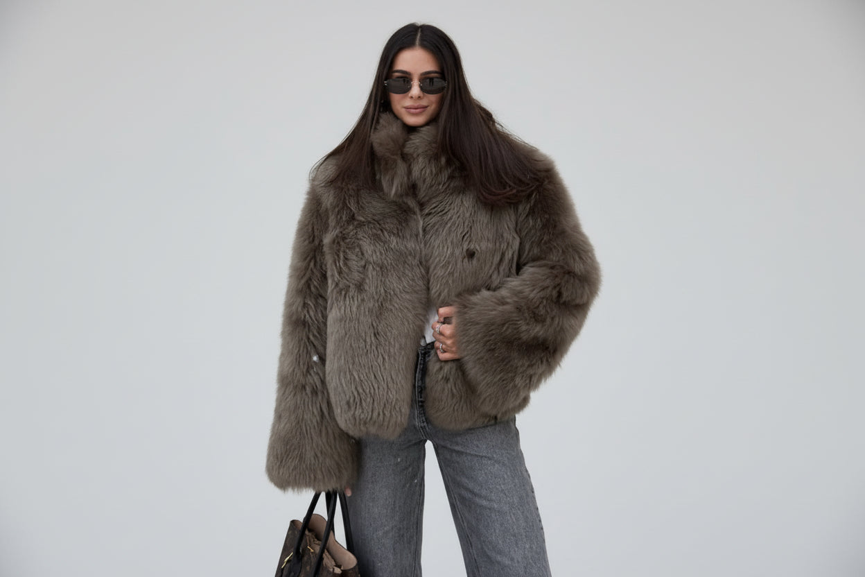 Lidia-Abrigo de piel sintética recortado de manga larga marrón para mujer