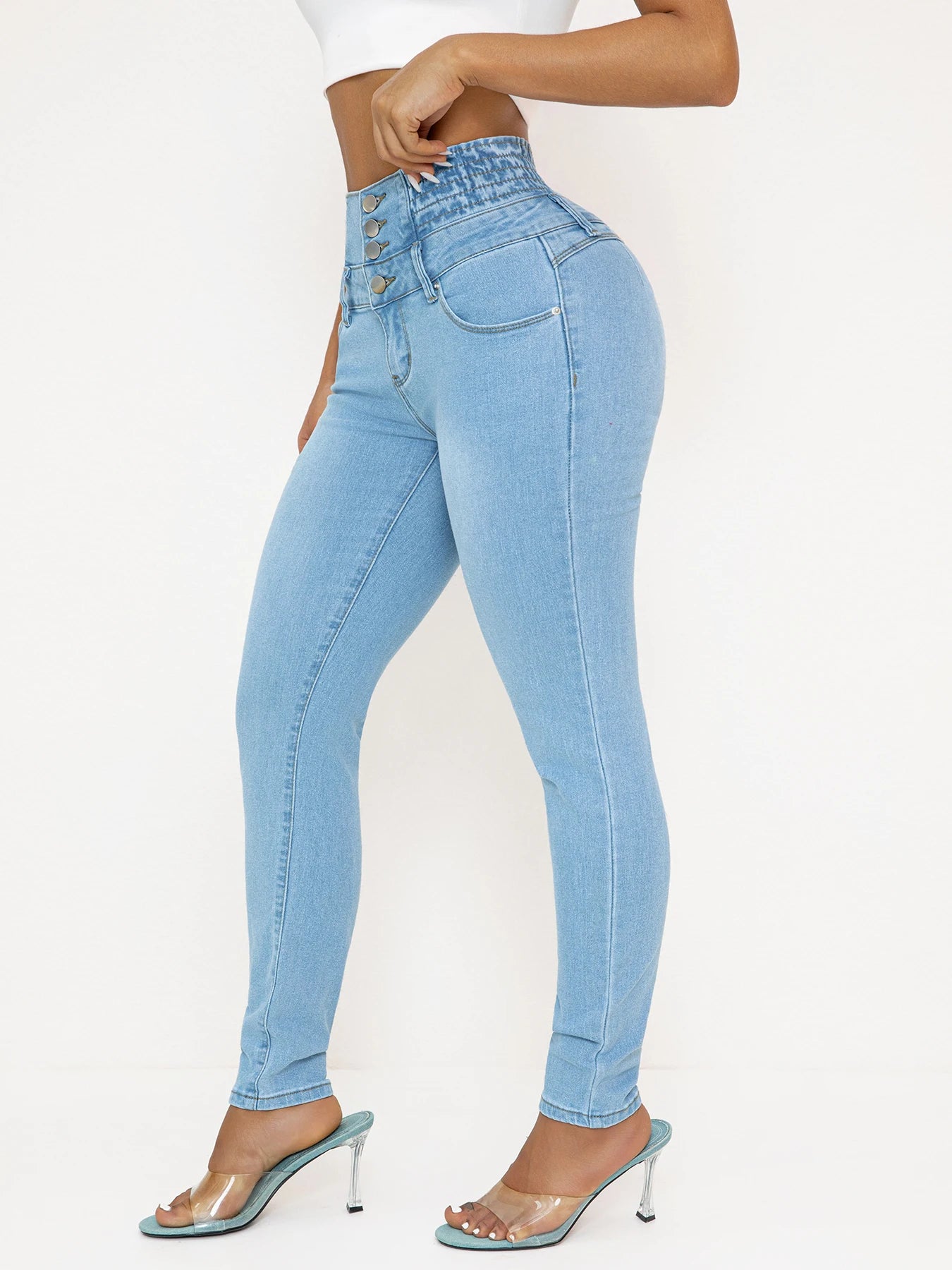 Marina-Jeans de mujer en tela elástica, diseño de cintura alta y corte ajustado que estiliza la figura y realza la silueta de forma natural.
