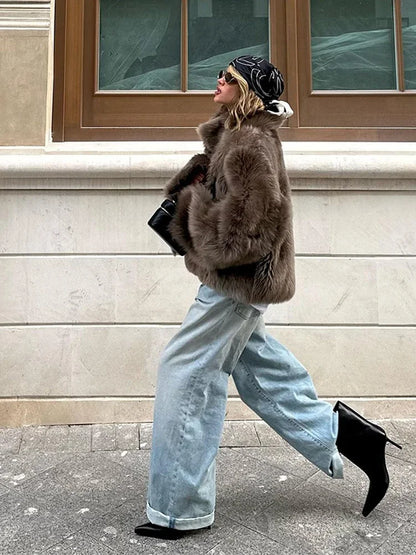 Lidia-Abrigo de piel sintética recortado de manga larga marrón para mujer