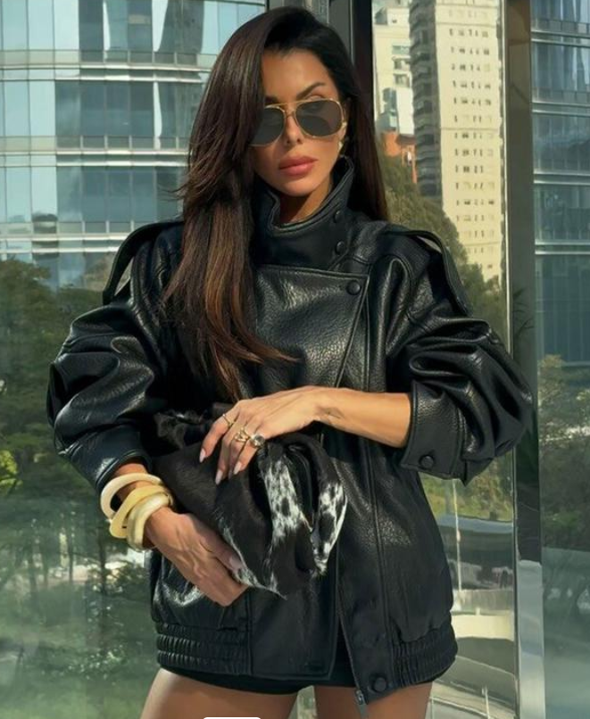 Carla-Chaqueta urbana de moda confeccionada en piel sintética: informal y fácil de combinar.