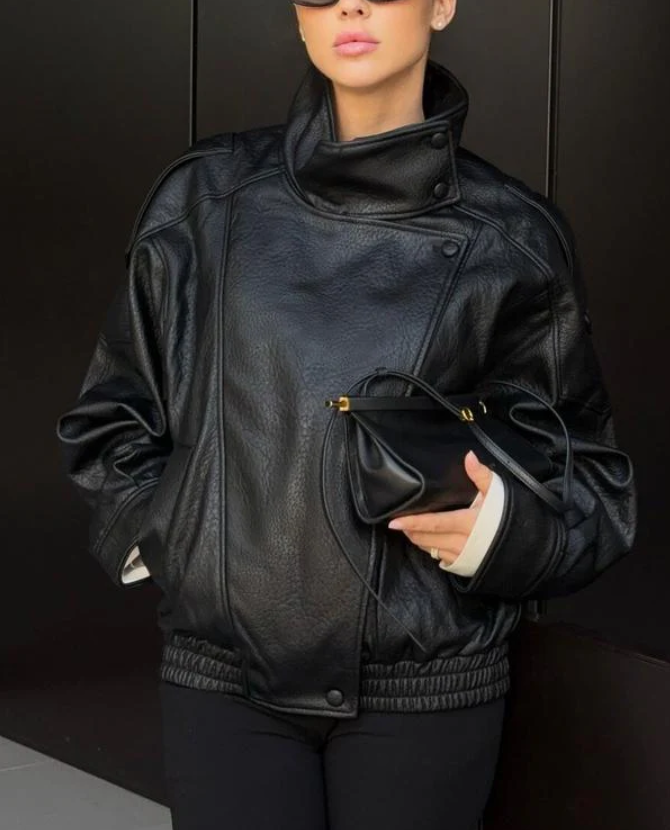 Carla-Chaqueta urbana de moda confeccionada en piel sintética: informal y fácil de combinar.