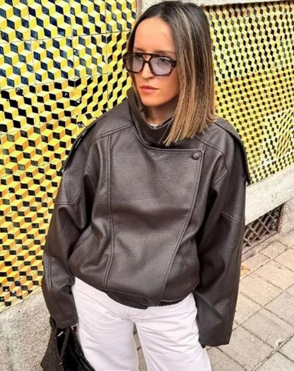 Carla-Chaqueta urbana de moda confeccionada en piel sintética: informal y fácil de combinar.